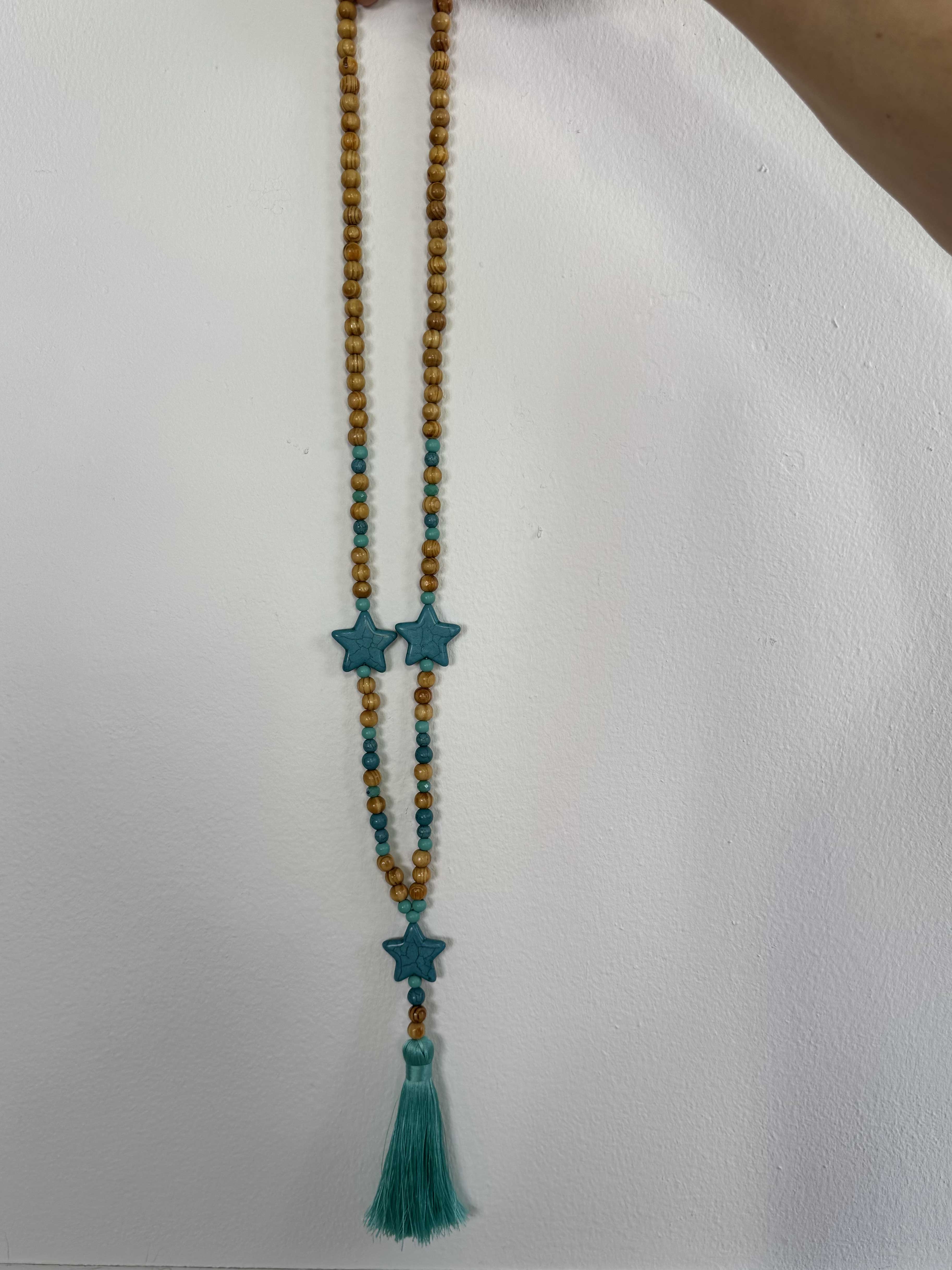 Pina - Lang perlehalskæde med træperler, stjernedetaljer og en dekorativ kvast